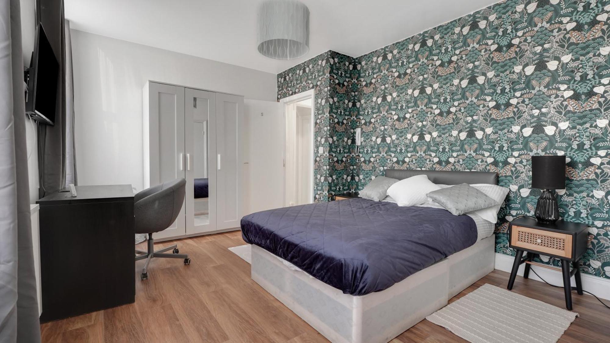 Place To Stay In Longbridge Barking  Esterno foto