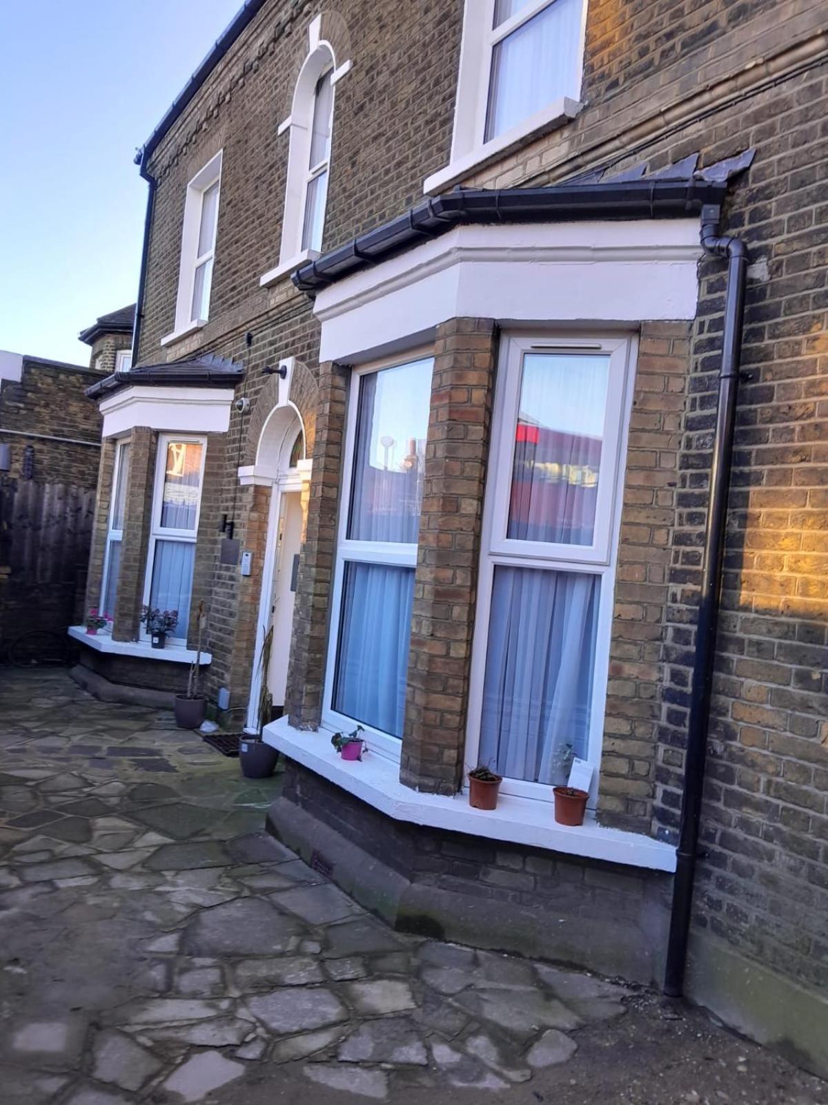 Place To Stay In Longbridge Barking  Esterno foto